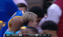 揪心!勇士悍匪被一屁股坐脸 倒地10秒满脸血