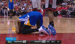 揪心!勇士悍匪被一屁股坐脸 倒地10秒满脸血